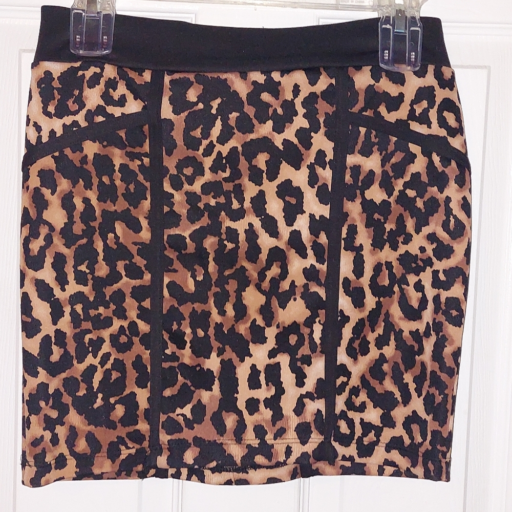 Agaci leopard print mini skirt zips in back size medium